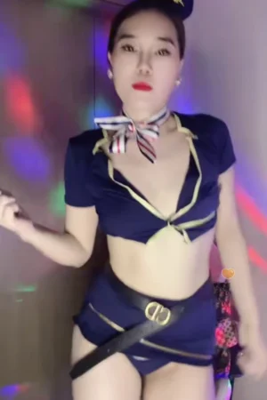 Cơ trưởng Lan Anh trong phòng live, cà tưng lun